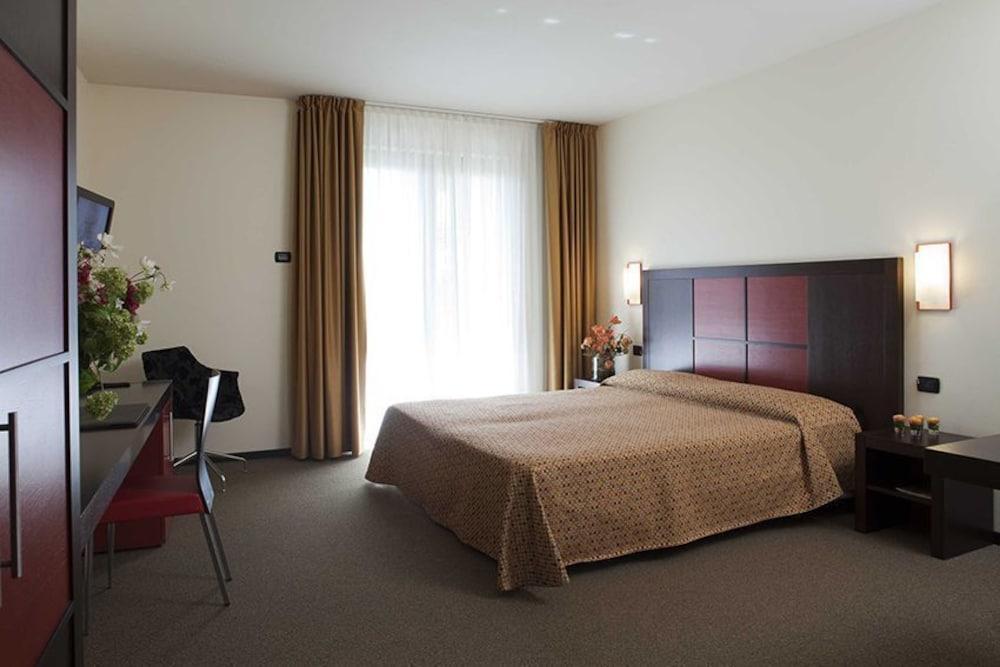 וילורבה Hotel Holiday La Marca מראה חיצוני תמונה